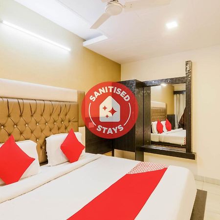 Oyo 79765 Hotel Samrat לקנאו מראה חיצוני תמונה