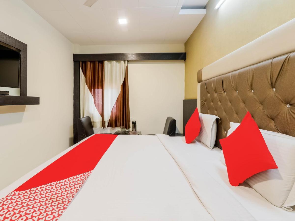 Oyo 79765 Hotel Samrat לקנאו מראה חיצוני תמונה