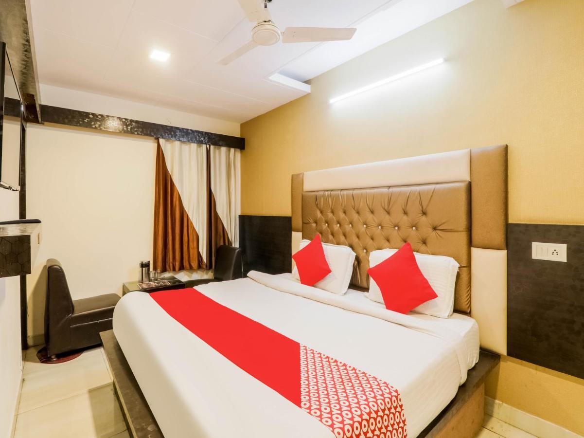 Oyo 79765 Hotel Samrat לקנאו מראה חיצוני תמונה