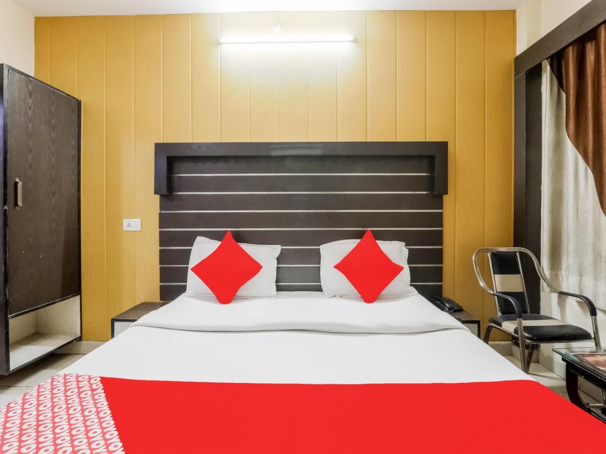 Oyo 79765 Hotel Samrat לקנאו מראה חיצוני תמונה