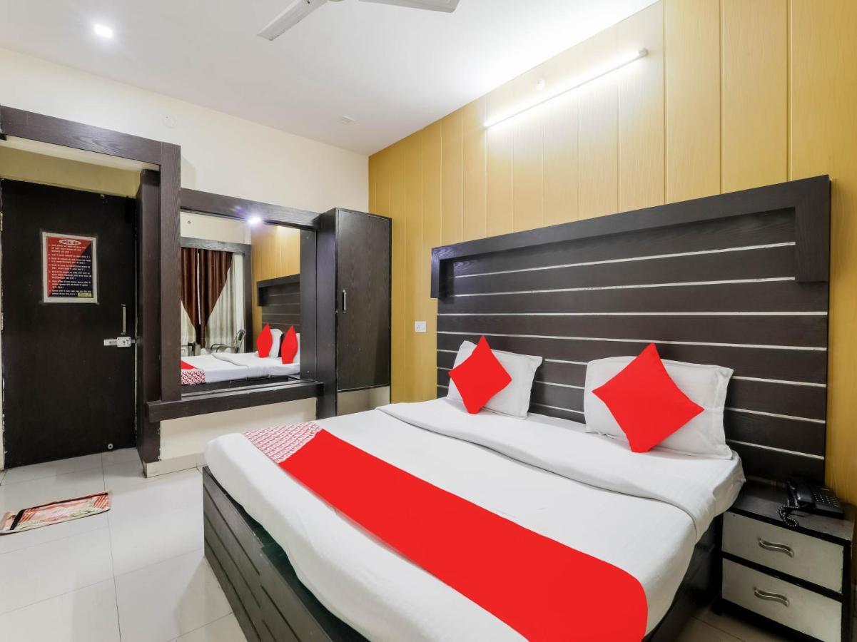 Oyo 79765 Hotel Samrat לקנאו מראה חיצוני תמונה