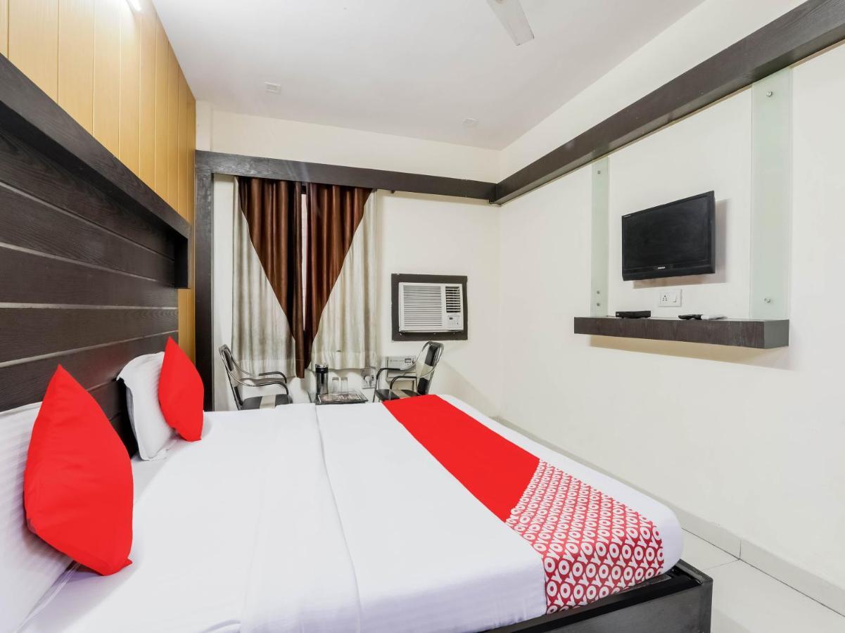 Oyo 79765 Hotel Samrat לקנאו מראה חיצוני תמונה