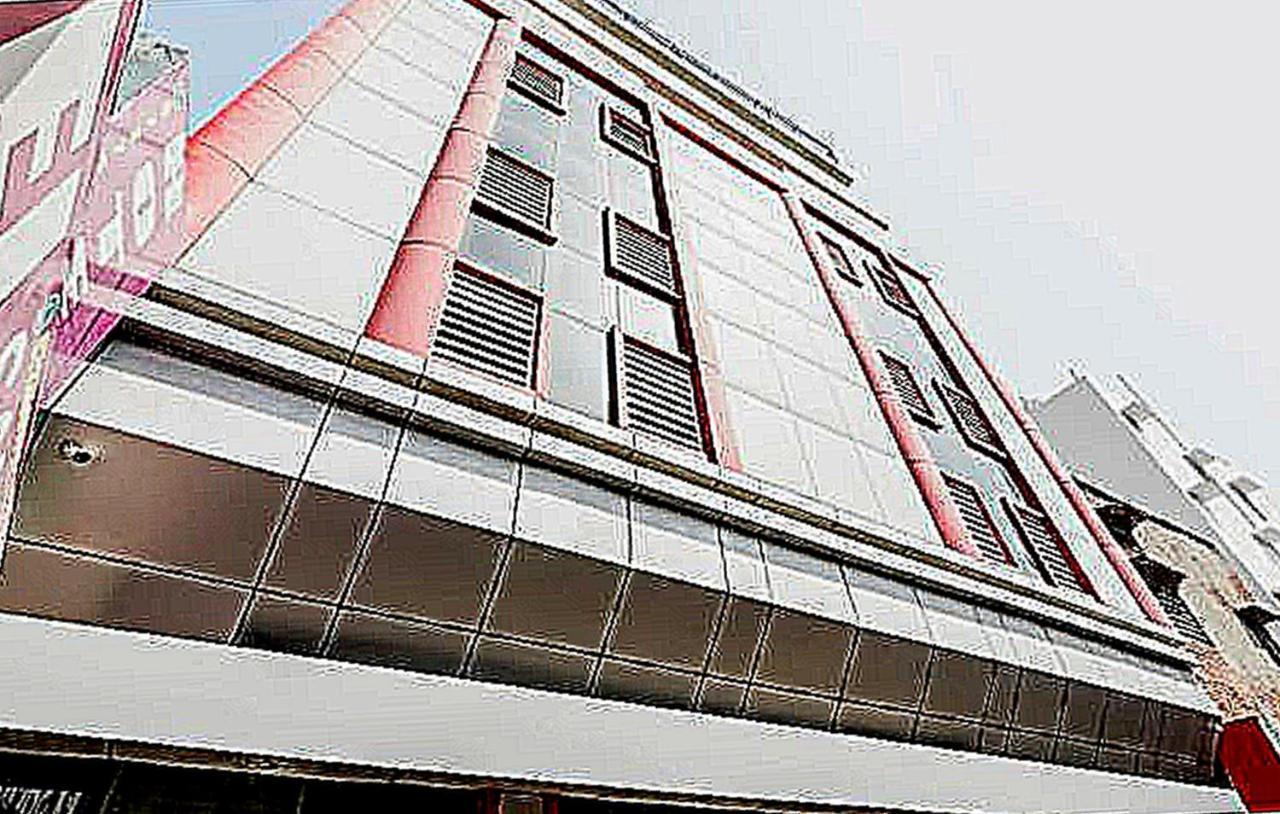 Oyo 79765 Hotel Samrat לקנאו מראה חיצוני תמונה