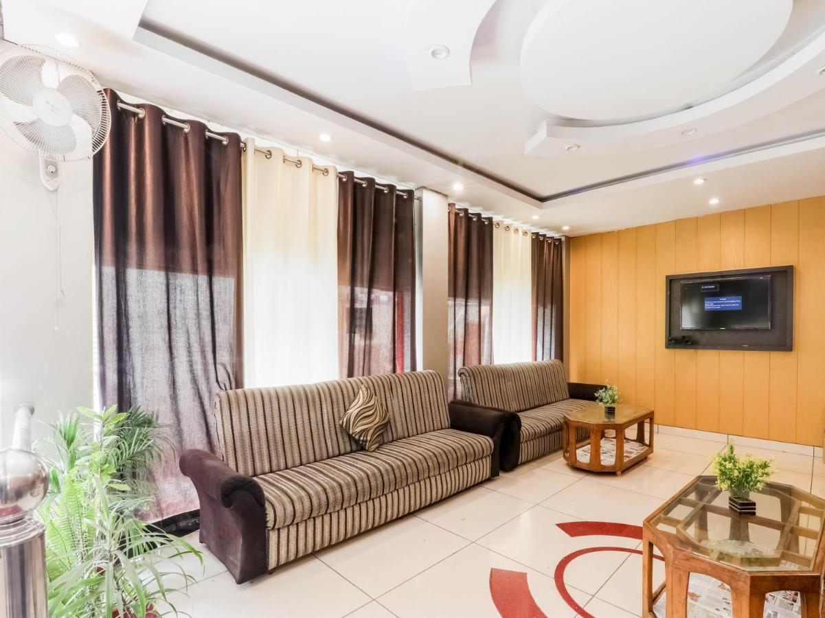 Oyo 79765 Hotel Samrat לקנאו מראה חיצוני תמונה