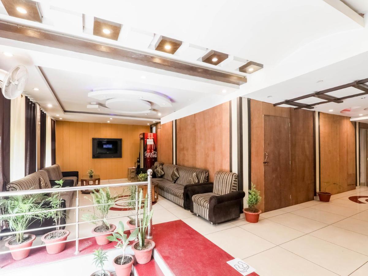 Oyo 79765 Hotel Samrat לקנאו מראה חיצוני תמונה